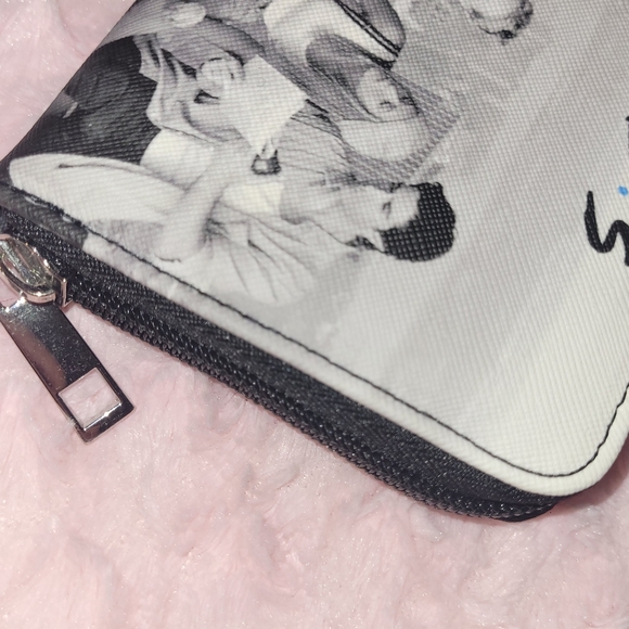 F•R•I•E•N•D•S zip-around wallet - Picture 10 of 16